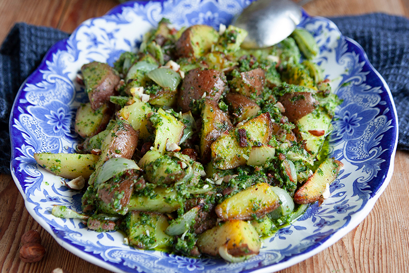 Geroosterde aardappels met boerenkoolpesto op een bord
